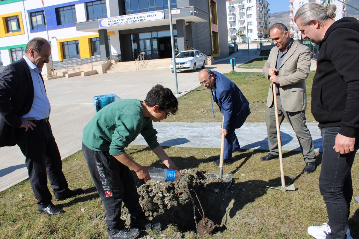 İlçe Milli Eğitim Müdürümüz Sn. Ali Taştan şube müdürlerimiz ile birlikte Yeşilkent Şehit Enes Pelit İlkokulu’nda düzenlenen fidan dikme etkinliğine katıldı. @tcmeb @tokatvaliligi @tokatmem @HuseyinKir64 @turhalkaymakami @tastanali77