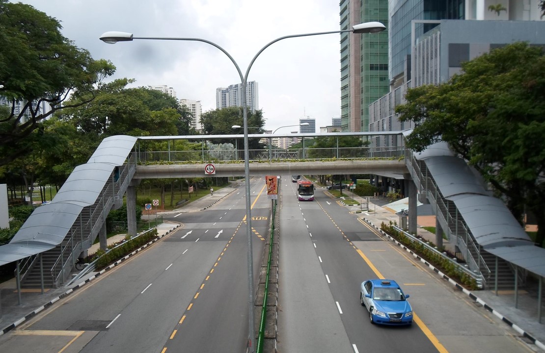 txttransportasi's tweet photo. Duh, Singapura &amp; Kuala Lumpur kurang kerjaan banget ya JPO &amp; trotoar aja segala dikasih atap.

Harusnya kan gak usah pakai atap biar gak jadi sarang copet, &amp; biar gak jadi tempat tongkrongan pedagang &amp; pengemis. Fungsi utama JPO &amp; trotoar kan buat jalan kaki, bongkar aja atapnya. https://t.co/dihForKuwZ