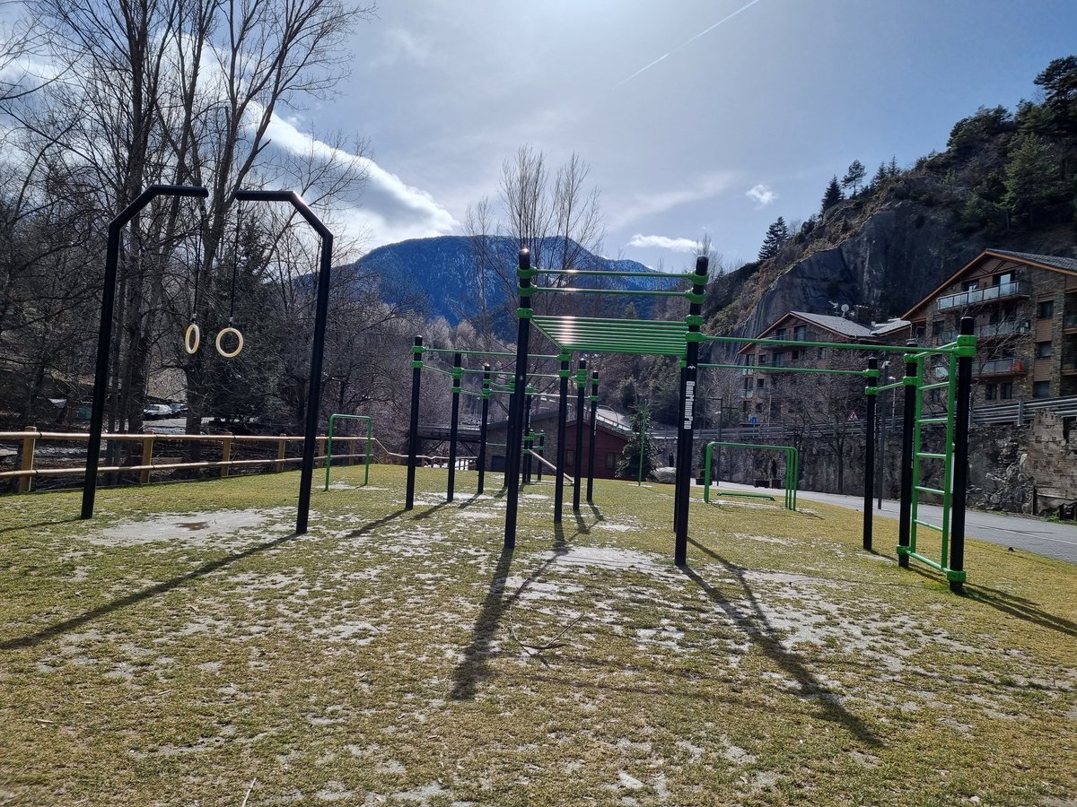 jecbosch14's tweet photo. Que macu 😃🌞😎
Tot i que després de dinar no convé 🤣
#lamassana #andorra #meteo #meteoandorra #barmaniapro #skate #futbol7 #basquet https://t.co/s1qrDP1bxX