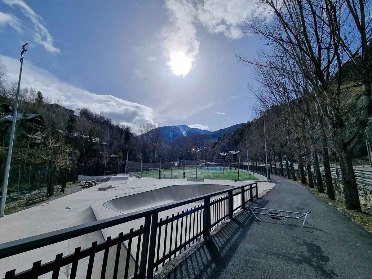 jecbosch14's tweet photo. Que macu 😃🌞😎
Tot i que després de dinar no convé 🤣
#lamassana #andorra #meteo #meteoandorra #barmaniapro #skate #futbol7 #basquet https://t.co/s1qrDP1bxX