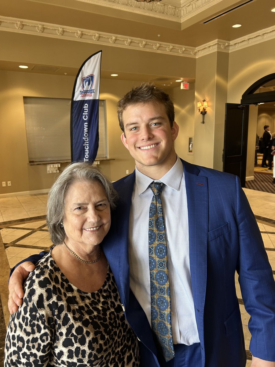 Honored to be recognized as a finalist for the Houston Touchdown Club Scholar-Athlete of the Year Award! Incredible event put on by incredible people. @HoustonTDClub @STRAKEJESUITFB @AggieFootball