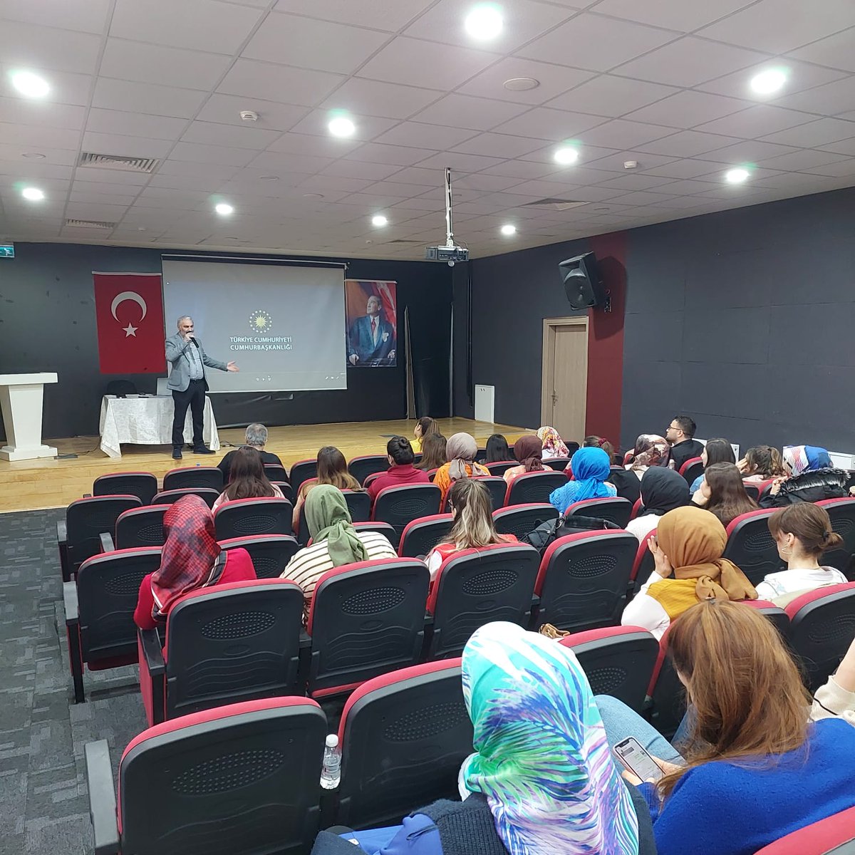 AmasyaAsh's tweet photo. Müdürlüğümüz yıllık eğitim planı kapsamında personelimize " Elektronik Belge Yönetim Sistemi #EBYS" ve "Resmi Yazışmalarda Uygulanacak Usul ve Esaslar" konulu eğitim verildi.
📍Merkez
@tcailesosyal @ashb_eydb https://t.co/TGS7dAnXfP