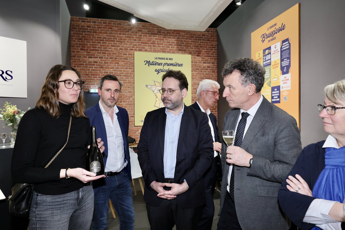 BrasseursFrance's tweet photo. #SIA2024 📅 Jour 4

Beaucoup de visites sur le stand de Brasseurs de France en ce 4e jour au Salon International de l'Agriculture.

Merci à tous les acteurs présents sur notre stand qui sont venus échanger sur les enjeux de la #filiere #brassicole https://t.co/gzsHVxX5it