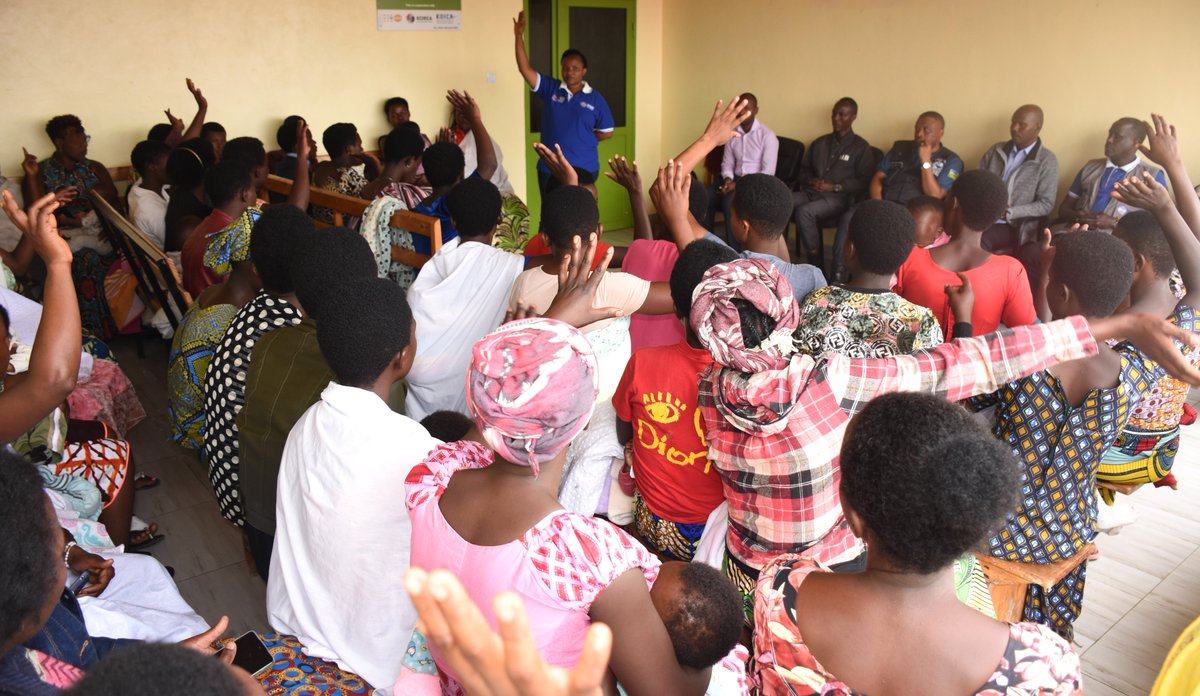 KarongiDistr's tweet photo. Umushinga @CaritasRwanda #Igire-Gimbuka, Akarere ka Karongi, @RIB_Rw , @Rwanda_Justice, abaganga n'izindi nzego barimo guha serivisi abangavu babyaye zo: kubahumuriza, ubujyanama mu isanamitima n'amategeko; kwandikisha abana mu irangamimerere, kubona ubutabera no gupimwa indwara https://t.co/NabUtZpKUF