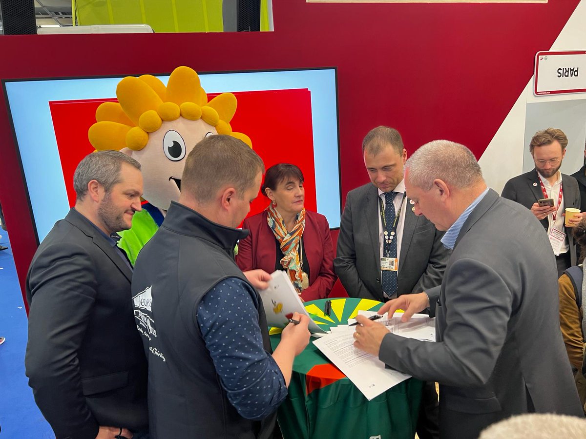 JeunesAgri's tweet photo. Signature des convent° avec les partenaires de  @JimBataille TDJ avec François Schmitt Pdt du CA de @Groupama  Sophie Boillin Vice-Pdte de @GroupamaGE Pascale Cartier Dir achat @AUCHAN_France  Louic Farey Pdt de l'asso TDJ 2024 Doubs &amp; @hervedavesne Pdt de Les Terres de Jim https://t.co/LOtrPZdgyW