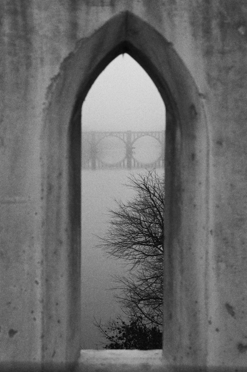 “From Bridge to Bridge.” A foggy morning on Chatham Bridge.
📸 #NikonF3
🎞️ #KodakTmax3200
#streetphotography #urbanscapes #filmphotography #filmgrain #35mm #believeinfilm #blackandwhitephotography #Monochrome #FredericksburgVA