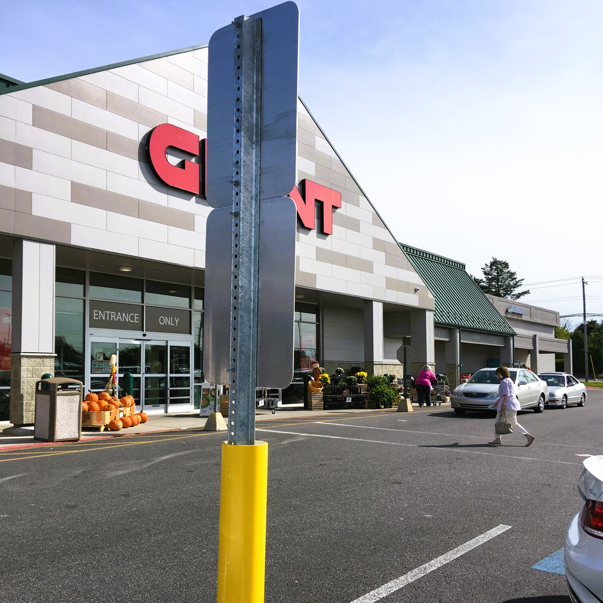 Divadisplaysinc's tweet image. Ready to optimize your parking lot experience? Contact us at 301-798-2717 or visit divadisplays.com to learn more about our parking lot signage solutions! 🅿️🚗 #ParkingLotSignage #HarrisburgPA #EnhancedNavigation #CustomizedSolutions #DurabilityAndQuality #DivaDisplays