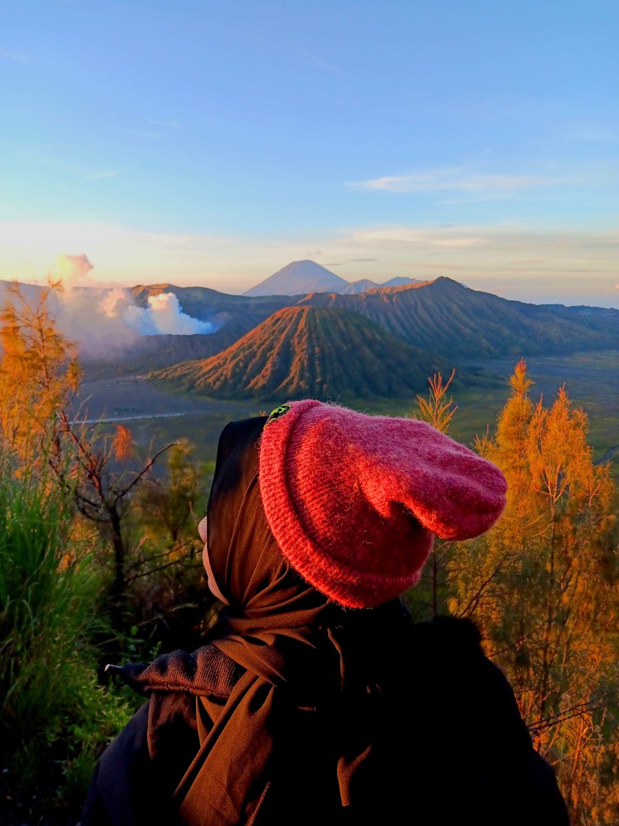 pptpuspita2's tweet photo. Akhirnya dikasih kesempatan berdiri disini, dibayarin juga. Cantik, kita bertemu lagi lain waktu ya! 

📍Kaldera Tengger, Jawa Timur 

#bromomountain #trip #healingjourney https://t.co/8mudFvVwsk
