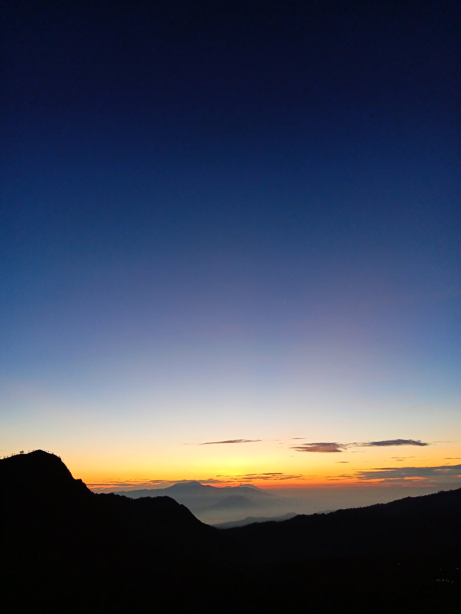 pptpuspita2's tweet photo. Akhirnya dikasih kesempatan berdiri disini, dibayarin juga. Cantik, kita bertemu lagi lain waktu ya! 

📍Kaldera Tengger, Jawa Timur 

#bromomountain #trip #healingjourney https://t.co/8mudFvVwsk