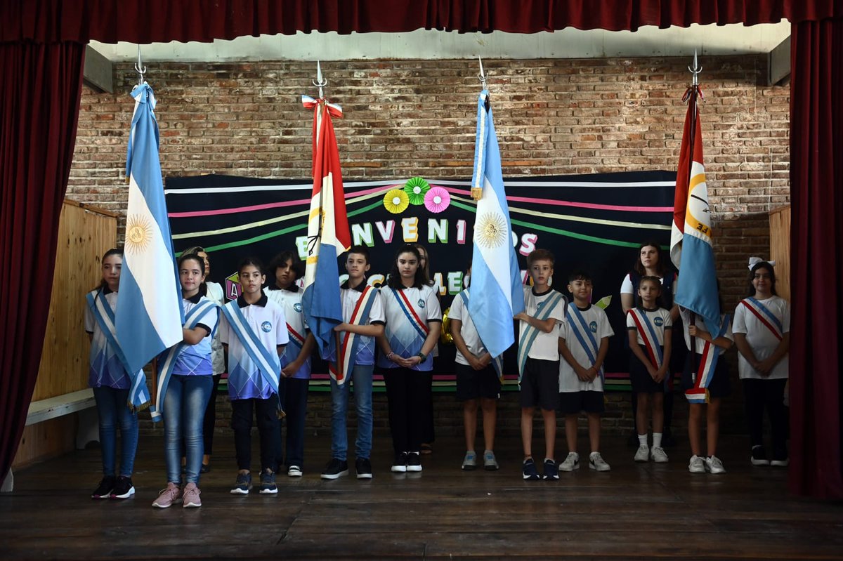 PacoGaribaldi's tweet photo. ✅ LA EDUCACIÓN Y EL REENCUENTRO QUE LLENA EL ALMA

¡Acompañamos a alumnos, docentes y trabajadores escolares de la Escuela Sargento Cabral de Santa Fe, en un nuevo inicio del ciclo lectivo! Y lo hicimos junto al ministro de educación @goity_jose y al intendente @juan_poletti, con la convicción de que la educación es el pilar del desarrollo y el progreso de cada persona y de la sociedad en su conjunto 📚🏫