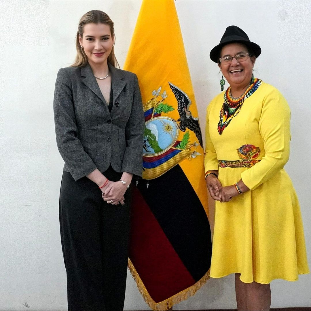 EcuadorMAE's tweet photo. La ministra @SadeFritschiEc se reunió con la prefecta @lourdestiban1 para revisar temas importantes para el desarrollo social, económico y ambiental de #Cotopaxi: viabilidad ambiental Chalupas, estudios de la Salcedo-Tena y siembra del guarango para forestar la provincia 🏔 https://t.co/qgiUT4UwD1