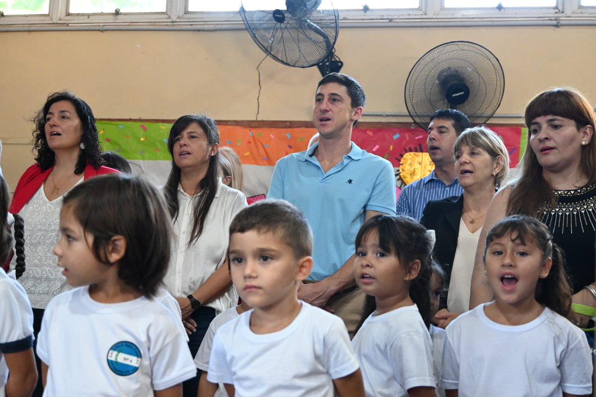 PacoGaribaldi's tweet photo. ✅ LA EDUCACIÓN Y EL REENCUENTRO QUE LLENA EL ALMA

¡Acompañamos a alumnos, docentes y trabajadores escolares de la Escuela Sargento Cabral de Santa Fe, en un nuevo inicio del ciclo lectivo! Y lo hicimos junto al ministro de educación @goity_jose y al intendente @juan_poletti, con la convicción de que la educación es el pilar del desarrollo y el progreso de cada persona y de la sociedad en su conjunto 📚🏫