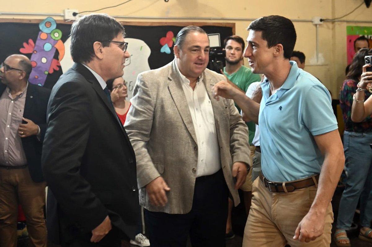 PacoGaribaldi's tweet photo. ✅ LA EDUCACIÓN Y EL REENCUENTRO QUE LLENA EL ALMA

¡Acompañamos a alumnos, docentes y trabajadores escolares de la Escuela Sargento Cabral de Santa Fe, en un nuevo inicio del ciclo lectivo! Y lo hicimos junto al ministro de educación @goity_jose y al intendente @juan_poletti, con la convicción de que la educación es el pilar del desarrollo y el progreso de cada persona y de la sociedad en su conjunto 📚🏫
