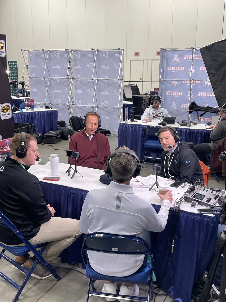 PAOnTheMic's tweet photo. Really cool pod happening table next to us. “Voices of the AFC South” have gathered to chat football, broadcasting, etc. It’s @tennvoice @Frank_Frangie @MayTayColts and @TexansVoice. #VoxTalk https://t.co/7Tzsfrlr5S