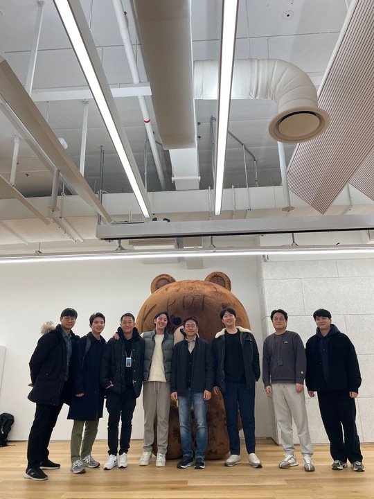 The @Finschia and #Klaytn Foundation teams have been working hard finalizing plans for the upcoming chain merge. Today, both leadership teams had a productive meeting at #LINE's offices 🤝 Stay tuned for a joint community town hall detailing out plans regarding the merge!