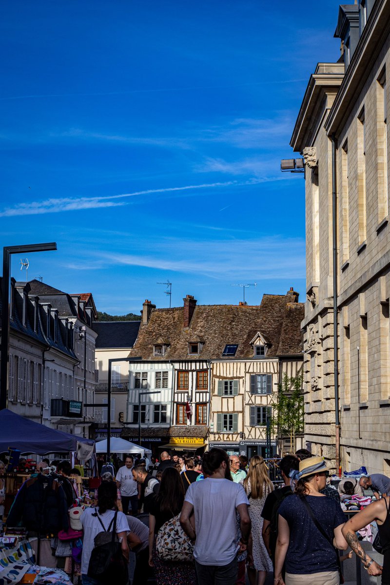 Vous cherchez une escapade à proximité de Paris ? Pourquoi ne pas (re)découvrir Vernon, un trésor normand situé à seulement une heure de la capitale ? 🌿🏰 Plongez dans l'ambiance d'une ville médiévale, découvrez un château digne de Versailles, et soyez séduit par le Vieux