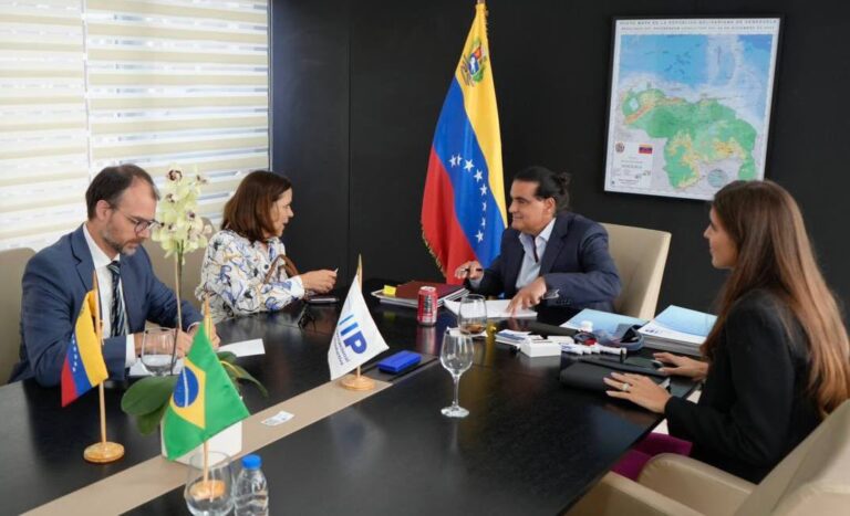 El presidente del @CiipVen, Alex Saab @AlexNSaab, se reunió con la embajadora de Brasil en Venezuela, Gilvania María de Oliveira @BRenVenezuela. #7TEnUniónYEsfuerzo @NicolasMaduro @jorgerpsuv #FreeAlexSaab #donnalisi 

radiomiraflores.net.ve/autoridades-de…