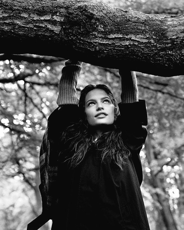 Et puis un jour, j'en ai eu assez de ma tristesse, de toujours reculer. J'ai donc choisi d'avancer, en rampant, en boitant, à contre-courant, qu'importe. J'ai voulu laisser derrière moi mes colères, mon désespoir. Sans doute je trébucherai encore, mais je recommencerai... 

🤍