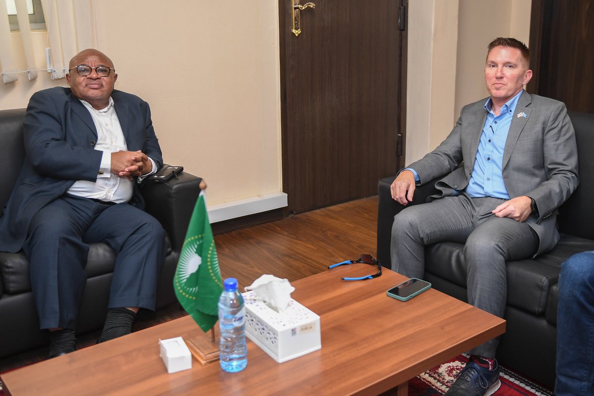 ATMIS_Somalia's tweet photo. Today in #Mogadishu, the SRCC and Head of #ATMIS, Amb. @souefmo_elamine, met with @US2SOMALIA's Chargé d'Affaires, Shane Dixon.
They discussed the #ATMISDrawdown and post-ATMIS security arrangements. The SRCC also introduced the recently appointed Deputy SRCC, Suvuyile Thandikhaya Bam, to the delegation.