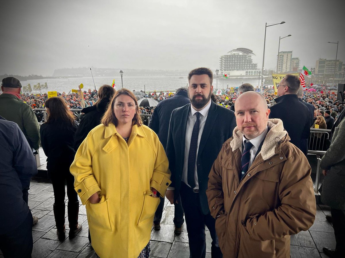 Plaid Cymru was proud to stand shoulder to shoulder with farmers outside the Senedd today to demand fairness for the sector 🗣️ Enough is enough - the Labour Welsh Government must listen Plaid Cymru will always fight for Welsh farmers 🏴󠁧󠁢󠁷󠁬󠁳󠁿