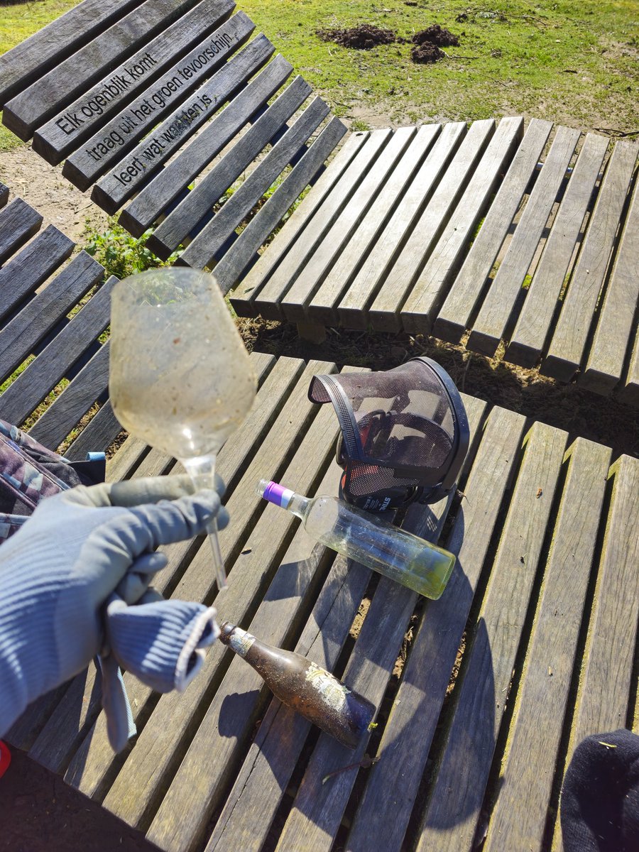 Wat troep uit de natuur. Een glas en flessen in de struiken... Dat type natuurbezoekers kunnen we missen als kiespijn! Dus in vervolg blijf thuis en ga in je garage gaan zitten om een teusje te doen. Nog een sportdrankje van bijna 10 jaar ook.