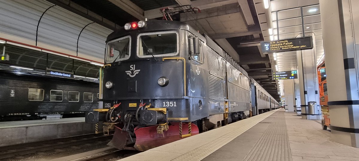 Railwaygirl2018's tweet image. Well this #DispatchersOfTwitter is about to go &amp;amp; play trains😍

Definitely was a lovely surprise to stumble across this loco hauled intercity service🚂🚃🚃

Stockholm ➡️ Uppsala 

Let trains fun begin!🙌🏻
#RailwayFamily #Trains #Intercity #SJ  #InternationalTrains #RailwayTwitter