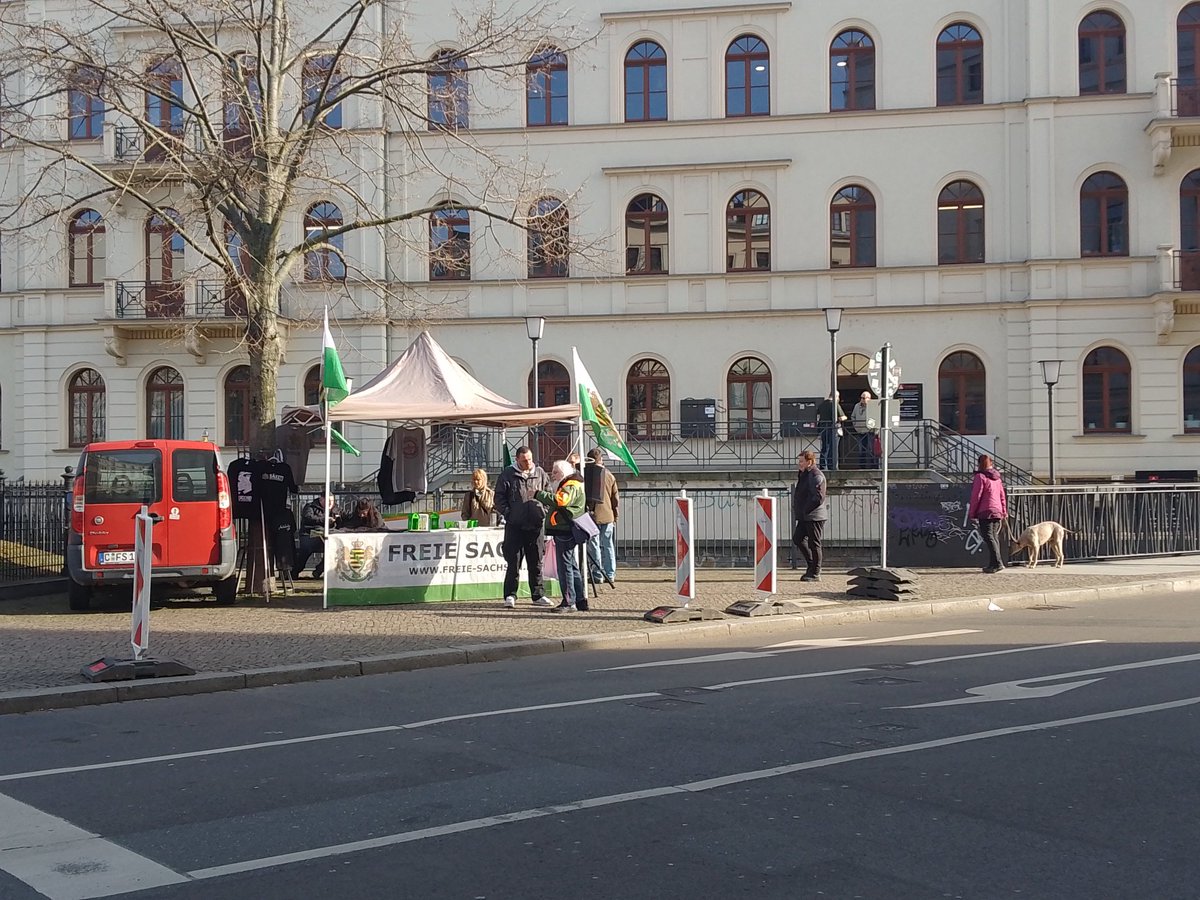 mxyxhm's tweet photo. Die rechtsextremen Freie Sachsen haben inzwischen soweit abgebaut.
Der Andrang an ihrem Stand war überschaubar.
Der Gegenprotest war deutlich größer und laut.
Im Leipziger Stadtrat ist kein Platz für diese Partei!
#le2802 https://t.co/cDPJEYoYc8