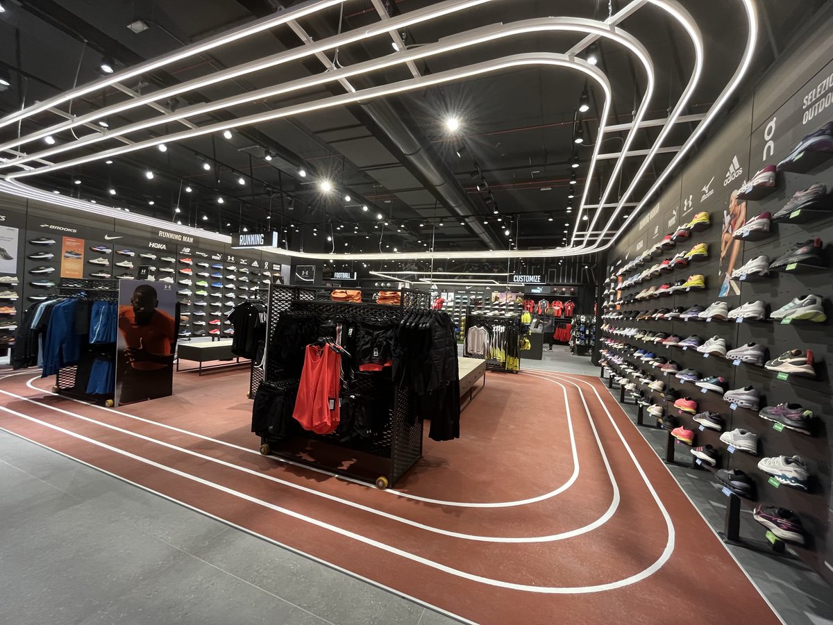 LSAconsommation's tweet photo. Direction Milan pour découvrir le flagship de @game7athletics et sa très belle théâtralisation https://t.co/lsqNwfy659 https://t.co/MHnSShIhOu