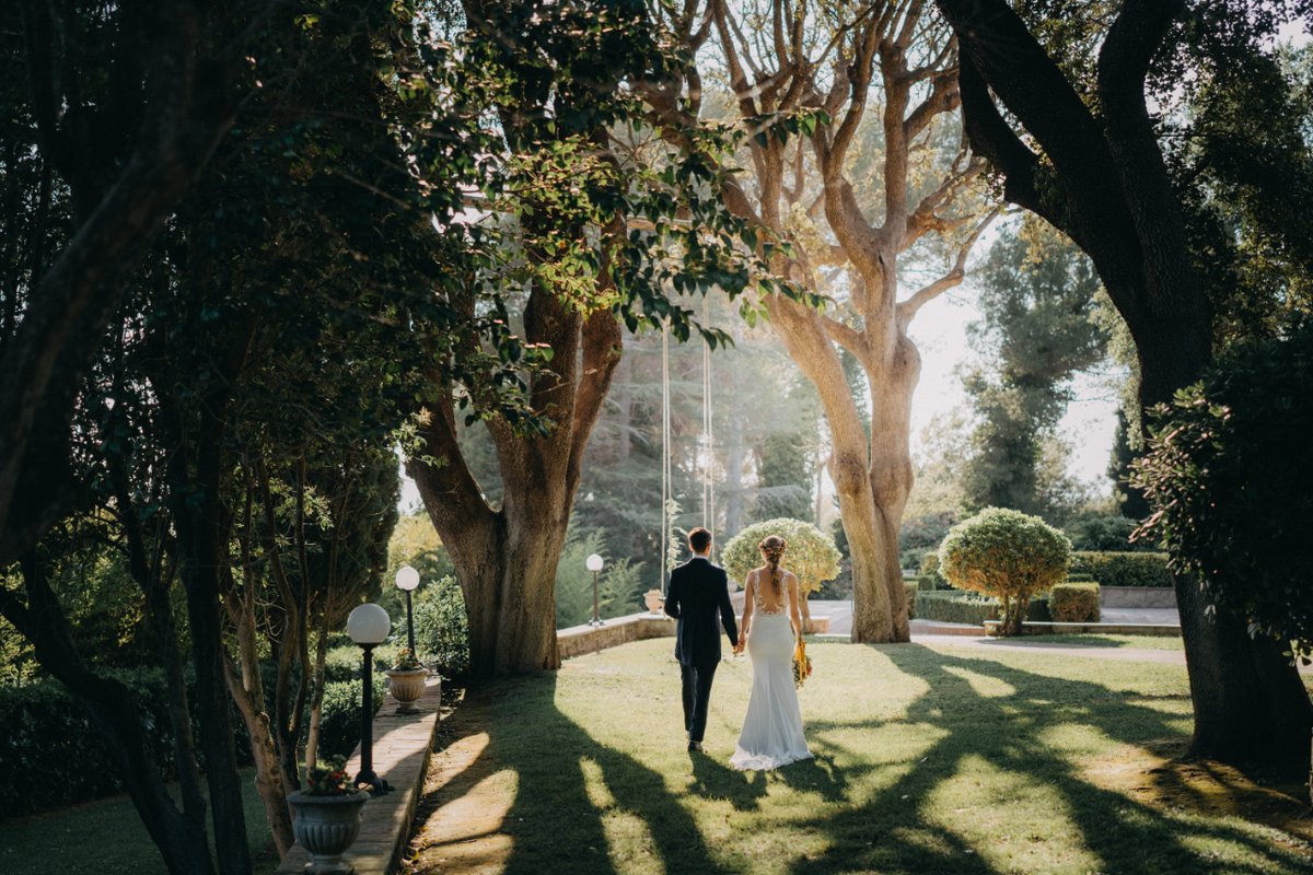 A pie, en coche de época o en helicóptero; la entrada a vuestra ceremonia es algo que jamás olvidareis, y, vosotros ¿Cuál elegiríais?🚁

#masdesantllei #weddingdestination #naturaleza #bride #venue #siquiero #wedding #barcelona #bodasbarcelona #inspobodas