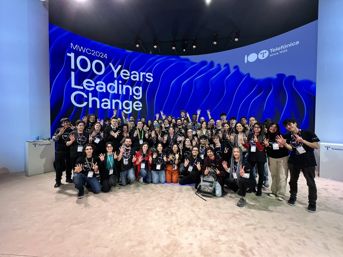 42BarcelonaFTef's tweet image. Els estudiants de #42BarcelonaFTef visitem l'estand de @Telefonica al #MWC24 👏
Al costat del director general de Fundació, Luis Prendes i @chemaalonso, CDO de Telefónica, hem pogut conèixer cap a on s'orienta la #programació i la #tecnologia que està per venir.
@fundacionTef…