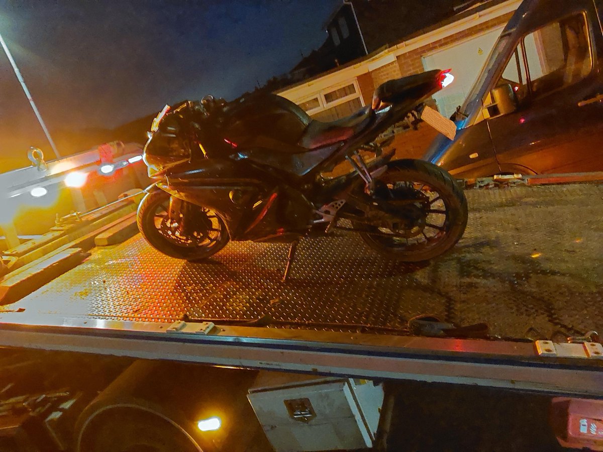 DurhamPolice's tweet image. Stopped, recovered, to be returned🔁

On Sunday, officers received reports of a motorbike riding dangerously around #Spennymoor.

The local  team headed out to look for the bike and swiftly located 2⃣ men on Burn Terrace.

Officers carried out checks &amp;amp; discovered it was stolen 🧵