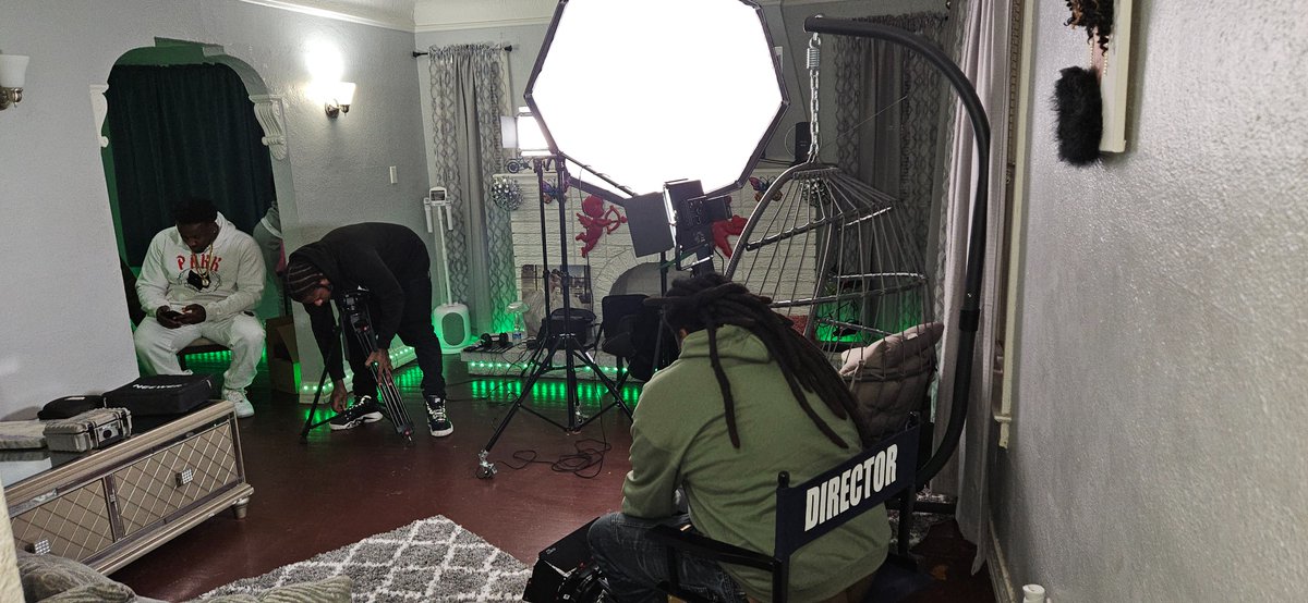 CHEDDAMANEFILMS's tweet photo. We working 💪🏾 😎 https://t.co/4jaJbMuvMo