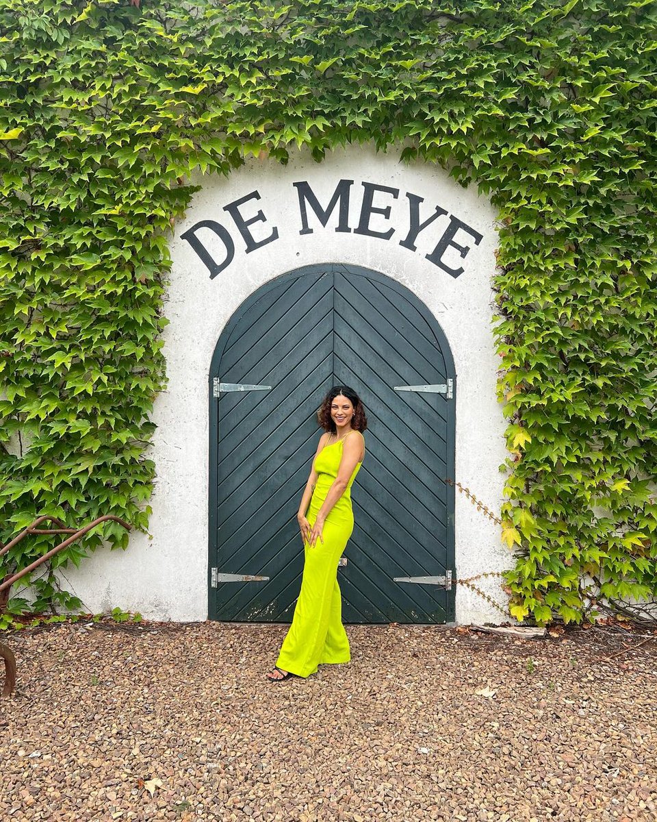 superbalist's tweet photo. Go and glow! 💫 Lara brigtens up our day in a stunning apple green jumpsuit.
Shop now --> https://t.co/SVkkTrVTkt
#superbme https://t.co/w0PCd4jEMm