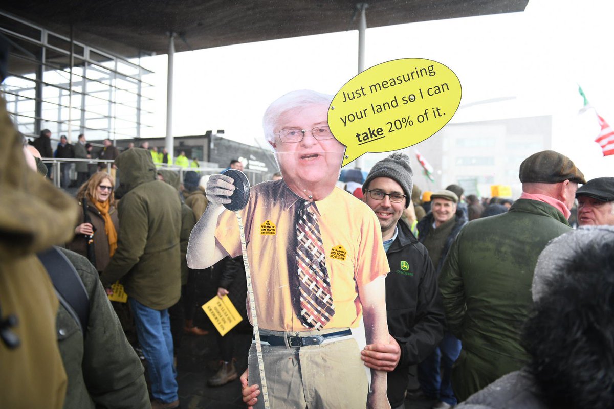A farmer with Mark Drakeford <a href="/PrifWeinidog/">Eluned Morgan</a> at the Welsh Farming protest outside the Seneddd today #wales #Cardiff #FarmerProtest #farming #photograghy #EnoughIsEnough <a href="/eiecampaign/">Enough is Enough</a>
