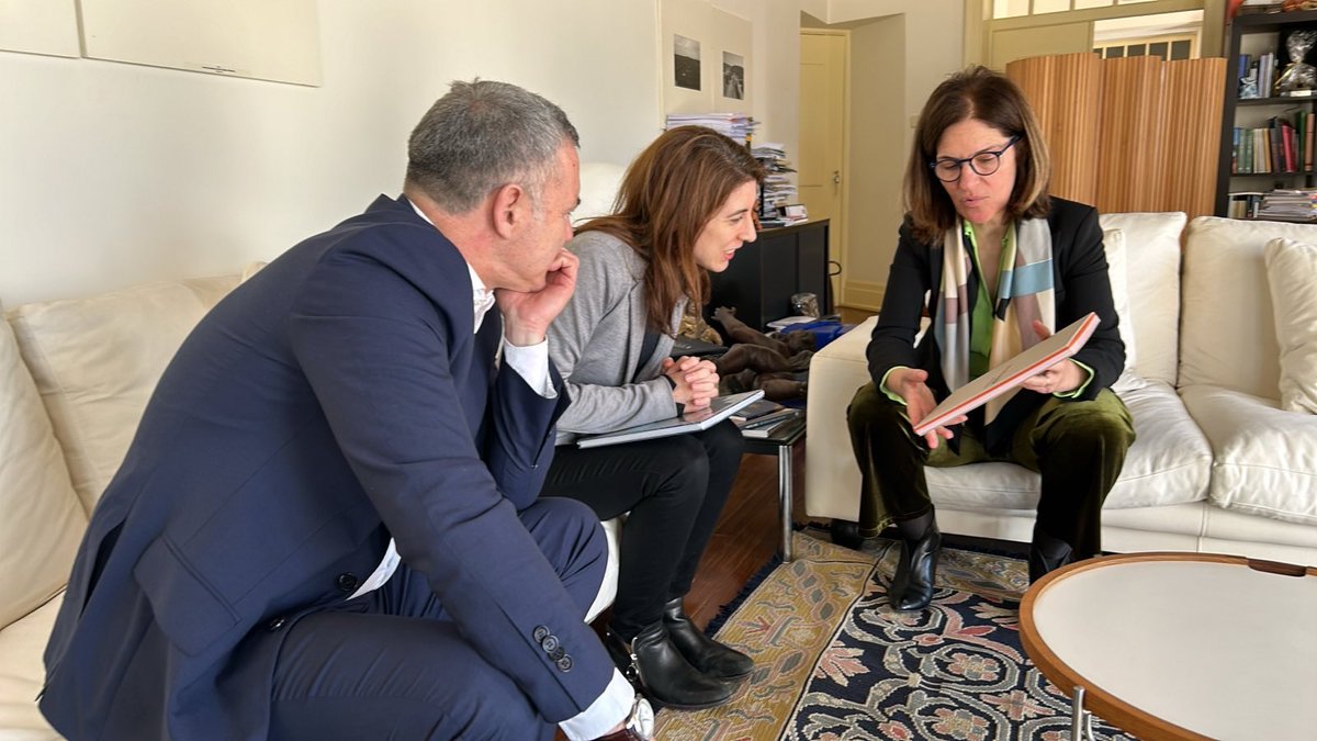 📸 O Delegado Rui Reis (<a href="/raserra1/">Rui Serra Reis</a>) e a Diretora-Geral <a href="/AnnaDotor/">Anna Dotor</a> reúnem-se com os Vice-Presidentes da <a href="/ccdralentejo/">CCDR Alentejo, I.P.</a> Ana Paula Amendoeira e Aníbal Reis Costa

🤝 Falaram dos projetos em curso e futuros entre a Catalunha e o Alentejo, nomeadamente nos âmbitos cultural e académico