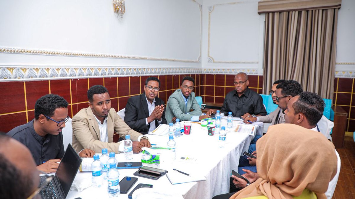 OC_Constitution's tweet image. On the second day of the National consultative meetings with FMS on proposed amendments, representatives from FMS, BRA &amp;amp; SSC-Khatumo had productive discussions on Chapters 1-4. Groups will present recommendations &amp;amp; findings tomorrow.
#ConstitutionalReviewProcess