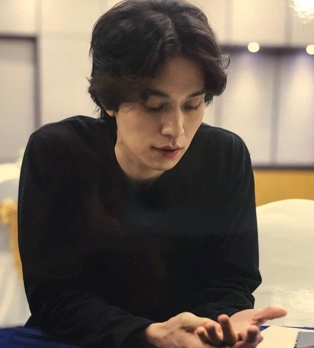 existencies's tweet image. ️️
Massaging my own hand, relaxing every joint on my fingers after a long day of painting. 
️️