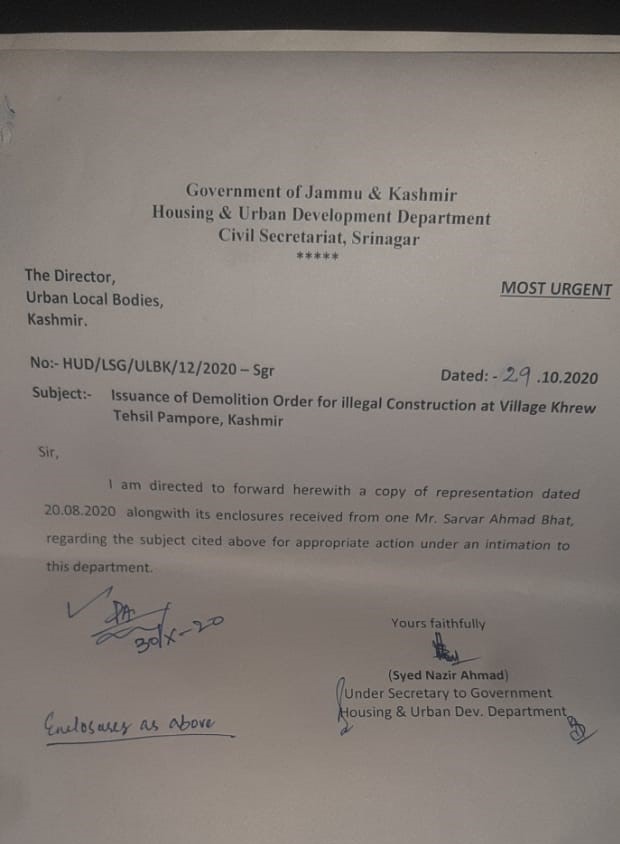 esasarvar's tweet photo. @KhrewMc @DULBKASHMIR @OfficeOfLGJandK @JKHUDD1 @RoopaMishra77 Jan 15, 2024 image: height exceeds 8ft, approved 5ft. Applicant encroaches on road, once 30ft, now 13ft. Please verify pic details: wooden plank or iron gate? Also, how was this house built without proper authority oversight? #illegalconstruction #ecologicalzone @wildlifejk https://t.co/mcnUHH0upl
