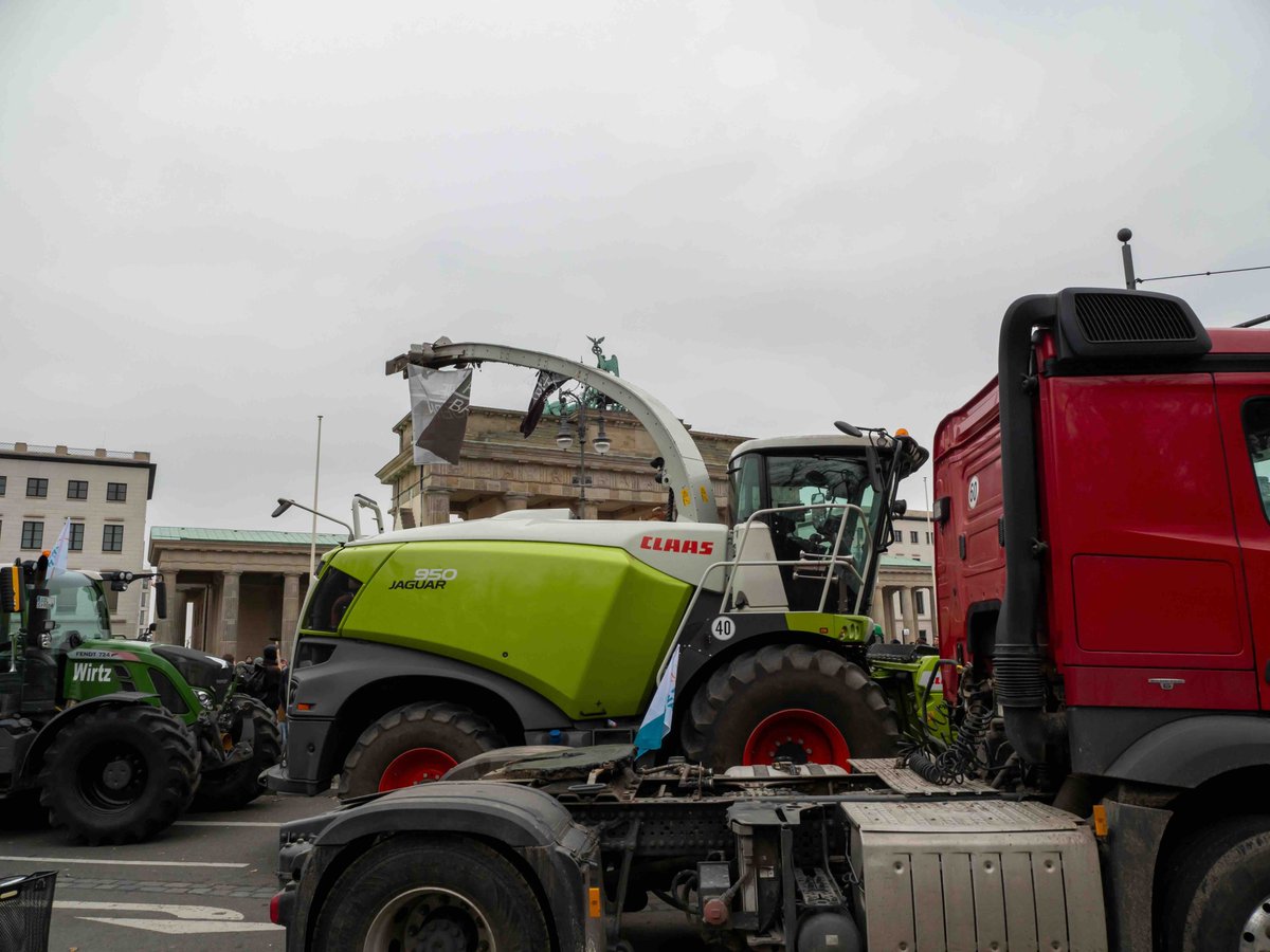 The ongoing protests by farmers have now become a European-wide movement, as farmers protest against EU agricultural regulations and high costs. Minor supply chain disruptions and delays are expected as a consequence. Read more: woodlandgroup.com/news/eu-farmer…