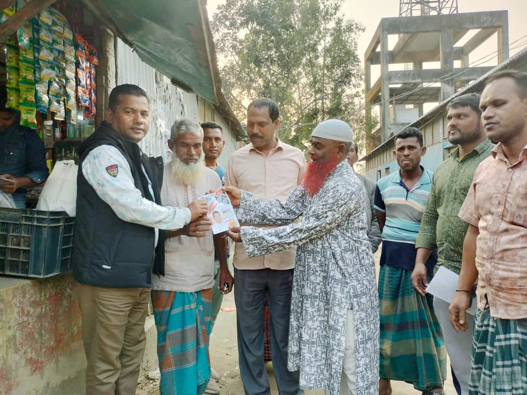 মাদারগঞ্জে জনসাধারণের সাথে কুশলবিনিময় ভাইস চেয়ারম্যান প্রার্থী শফিকুল ইসলামের 