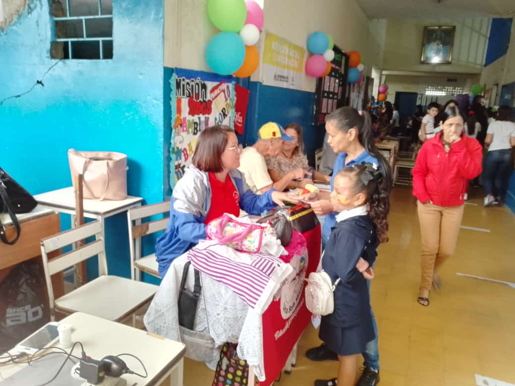 #EnDesarrollo|La Coordinadora Estadal <a href="/LuzTachira23/">luzmary alviarez roche</a> presente en Jornada Social con <a href="/famitachirense/">Fundación de la Familia Tachirense</a> en la Escuela Bolivariana Libertad Municipio Capacho viejo.
#7TDelDebateALaAccion 

<a href="/NicolasMaduro/">Nicolás Maduro</a> 
<a href="/_LaAvanzadora/">Yelitze Santaella</a> 
<a href="/Sociabolivarian/">Lilian Oropeza</a> 
<a href="/MisinRobinsonP2/">Luis Raul Padrón</a> 
<a href="/FreddyBernal/">Freddy Bernal</a> 
<a href="/Berzabethg1/">Berzabethgandicaoficial</a>