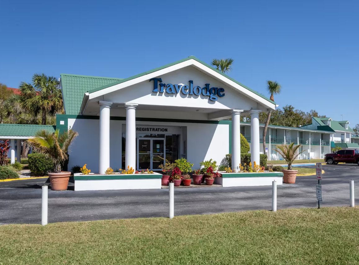 Dreaming of a sunny getaway? Travelodge Lakeland has you covered. Pack your bags and escape to our cozy haven in the heart of Lakeland. Your spring retreat starts now! 🧳🏨
#SunnyGetaway #VisitLakeland