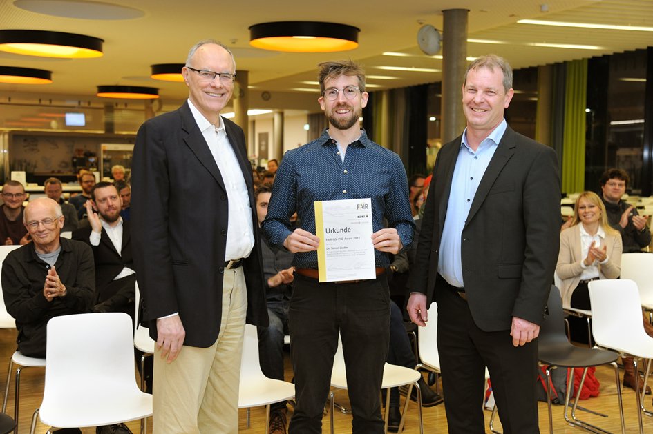 Adela Ploner (@adelaploner) on Twitter photo Dr. Simon Lauber erhält den FAIR-GSI PhD Award von <a href="/FAIR_GSI_de/">FAIR GSI - @FAIR_GSI_de@helmholtz.social</a> und @PfeifferVacuum. In seiner Dissertationbeschäftigt er sich mit #HELIAC, einem neuartigen supraleitenden #Linearbeschleuniger, der gemeinsam vom #Helmholtz-Institut #Mainz und GSI/FAIR in Darmstadt gebaut wird. Dr. Simon Lauber erhält den FAIR-GSI PhD Award von <a href="/FAIR_GSI_de/">FAIR GSI - @FAIR_GSI_de@helmholtz.social</a> und @PfeifferVacuum. In seiner Dissertationbeschäftigt er sich mit #HELIAC, einem neuartigen supraleitenden #Linearbeschleuniger, der gemeinsam vom #Helmholtz-Institut #Mainz und GSI/FAIR in Darmstadt gebaut wird.