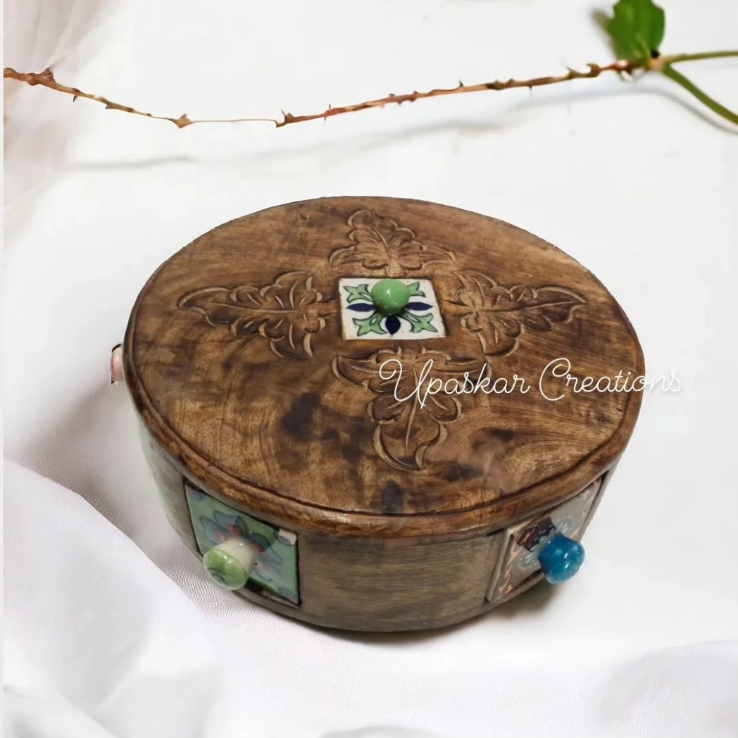 UpaskarC's tweet photo. 🔶 Handmade Round Wooden Box With Ceramic Drawers.
🔶This Mango wood box with 6 drawers is great to store spices, dryfruits and other small items. 
🔶For Order or inquiry, DM / Call / WhatsApp us on +919599115926
#woodenspicebox #spicebox #wooddryfruitbox #dryfruitbox #kitchen https://t.co/0MsNJ0BltX
