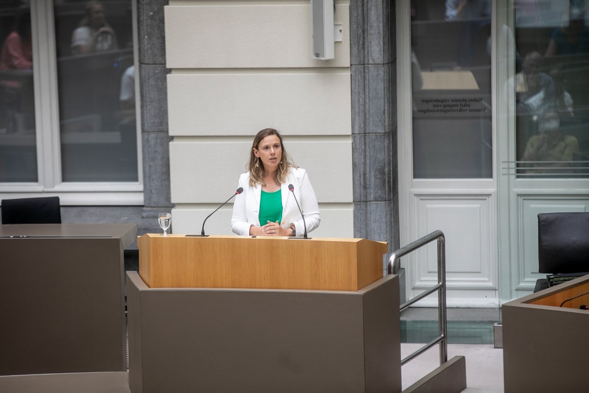 “Mensen die bij Barry Callebaut werken, zijn onzeker. Er moet gekeken worden naar jobcoaching of omscholing. VDAB speelt een belangrijke rol om mensen te begeleiden naar een nieuwe job.”
<a href="/FreyaSaeys/">Freya Saeys</a>  in <a href="/vlaparl/">Vlaams Parlement</a>