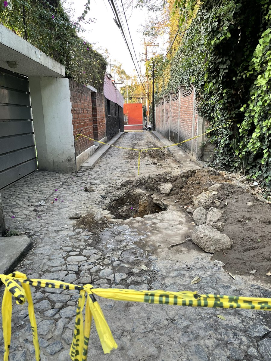Felicidades a @SacmexCDMX y a  <a href="/lialimon/">Lía Limón</a> porq, aparentemente, descubrieron vestigios arqueológicos en Donato Guerra atrás de Plaza Loreto. Ahora, ¿cuándo vienen a instalar el Museo de Sitio?! ¡¿O por lo menos a tapar el hoyo?! ¡Tenemos la calle bloqueada desde hace dos semanas!
