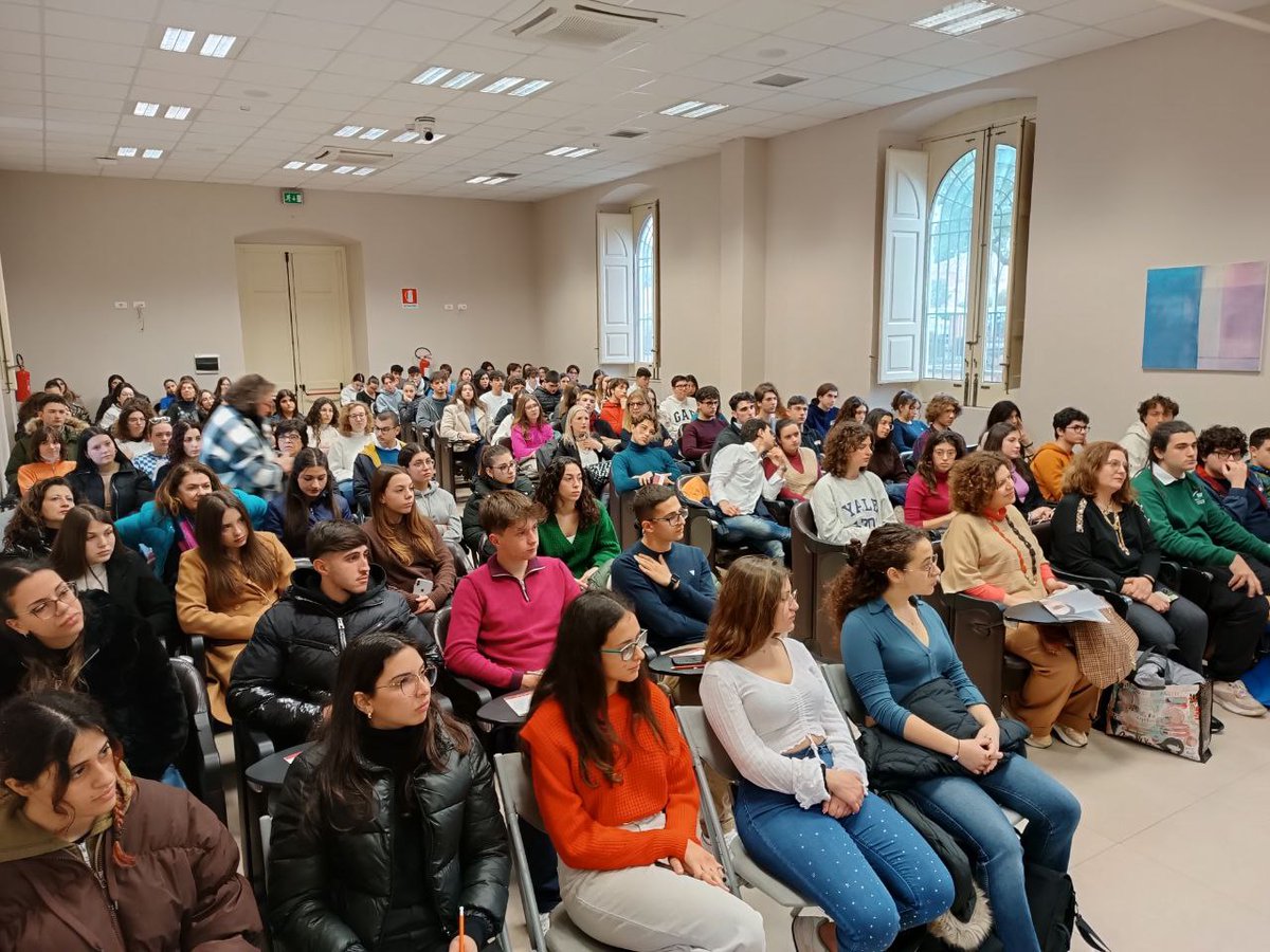 SSC_UniCT's tweet image. Il Presidente della #SSC, Prof. Daniele Malfitana @DMalfitana, i Coordinatori di Classe, il corpo #Allievi, rappresentanti di @AlumniSSC e tutto lo staff hanno accolto stamattina numerosi/e studenti/esse delle scuole di 2° livello per un incontro di #orientamento 🔀📚