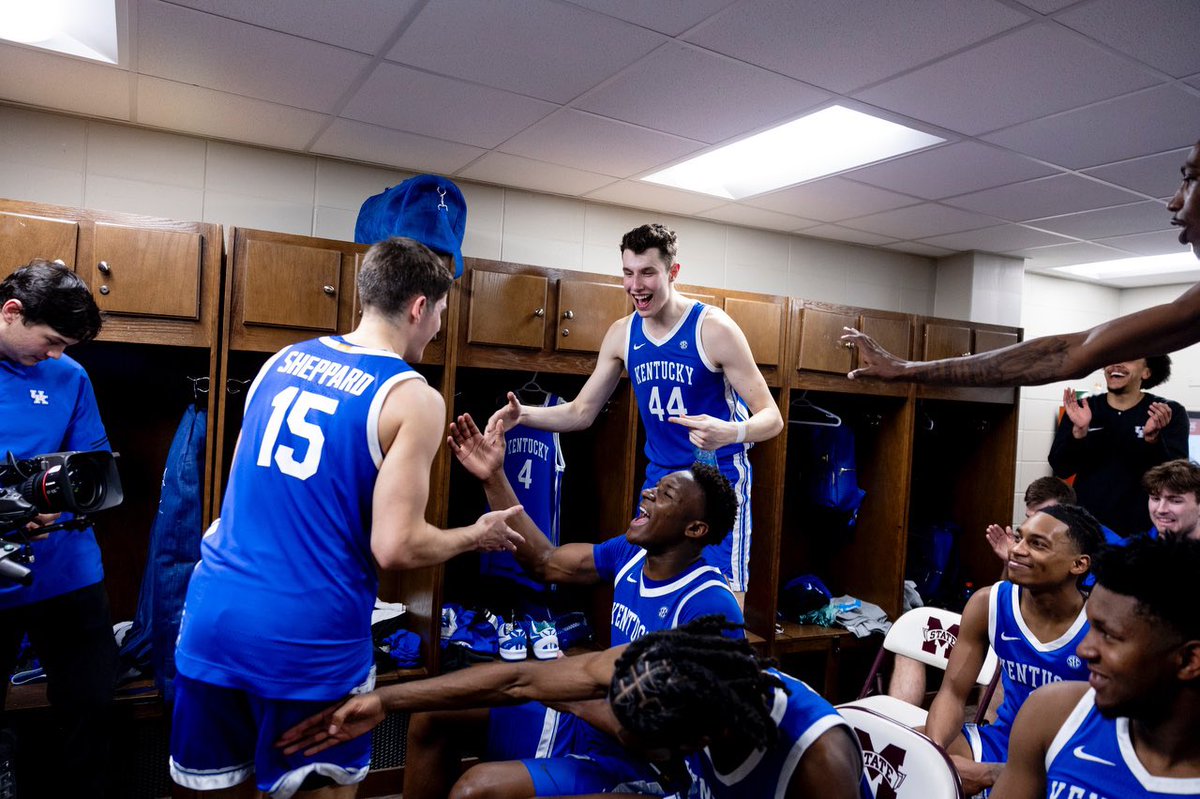 75toRupp's tweet photo. Find you someone that looks at you the way Rob looks at Reed.

📸@chetwhite7 https://t.co/l4qgUkgbhP
