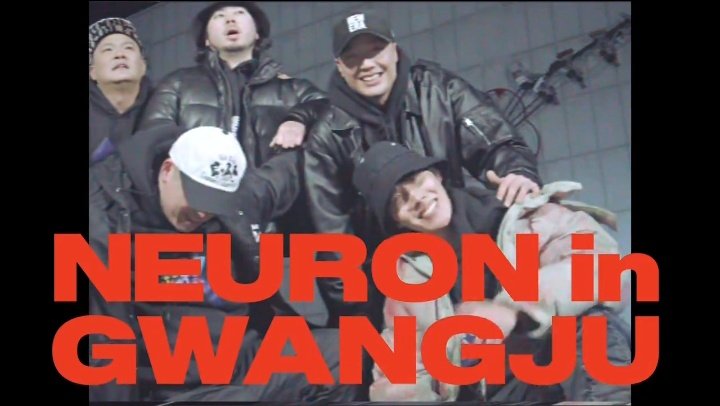 Al parecer #JHOPE se reunió con los miembros de su antiguo grupo de baile callejero 'NEURON', incluyéndolos en el documental e incluso titulando la canción principal de álbum con el nombre del grupo. Él realmente volvió a sus comienzos en Gwangju, su ciudad natal.