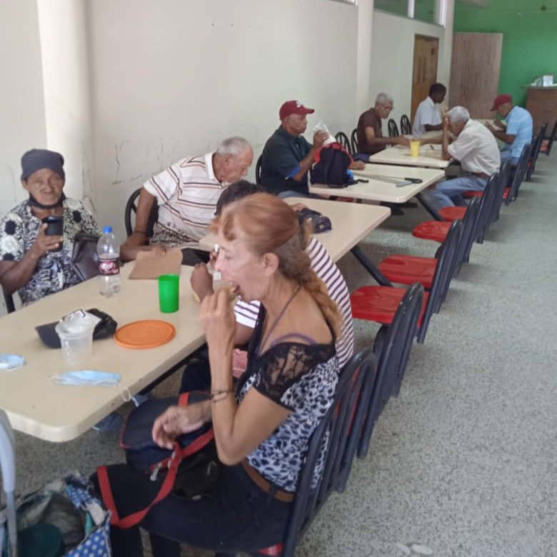 #Carabobo | En el municipio Puerto Cabello las y los adultos mayores son atendidos en el Comedor Popular "Corina Olavarría", con más de 300 platos servidos brindando un servicio de calidad y mucho amor. 

#7TDelDebateALaAccion